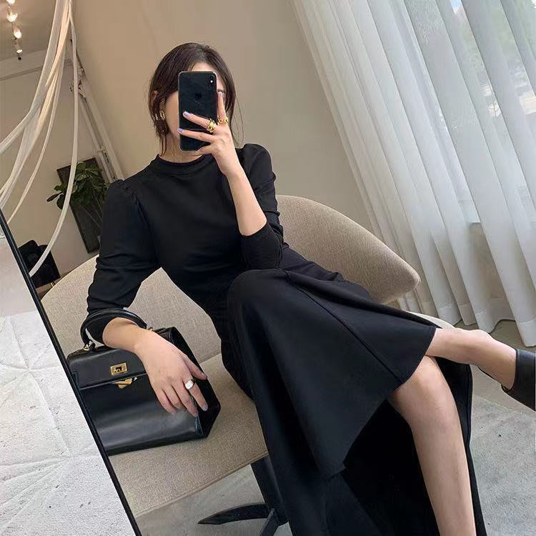 Black Dress with Round Neck and Long Sleeves, Korean Style, 2026 Autumn New Model, Sexy and Elegant, Waist-Cinching, Slimming, Long Skirt with a Large Hem